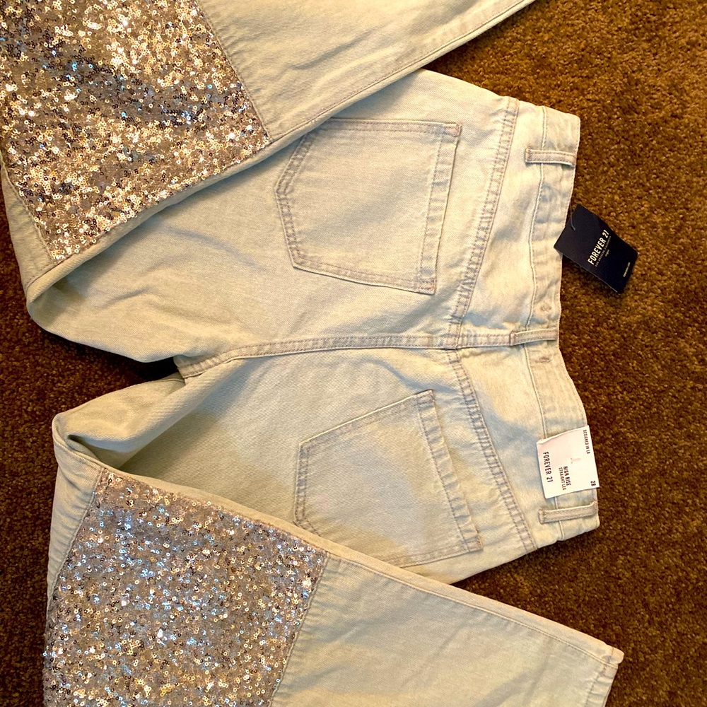 Concert Jeans 👖, ready to spice up any fit! High waist and super cute 🥰